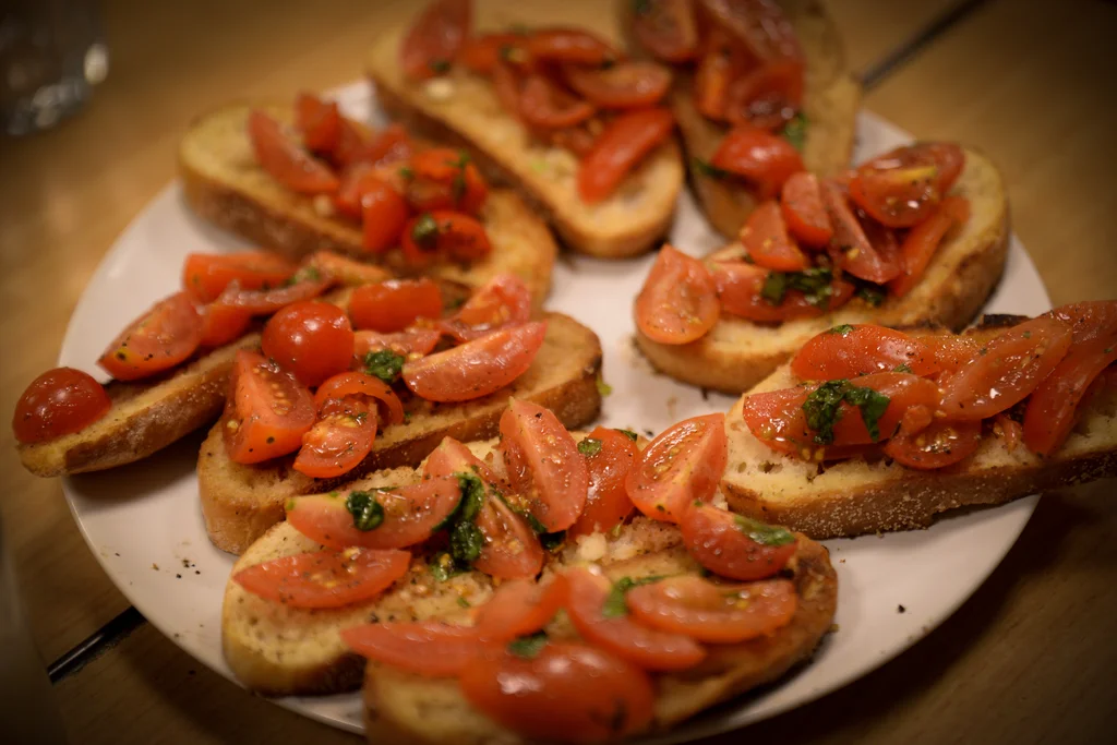 Fertige Bruschetta auf einem Teller angerichtet