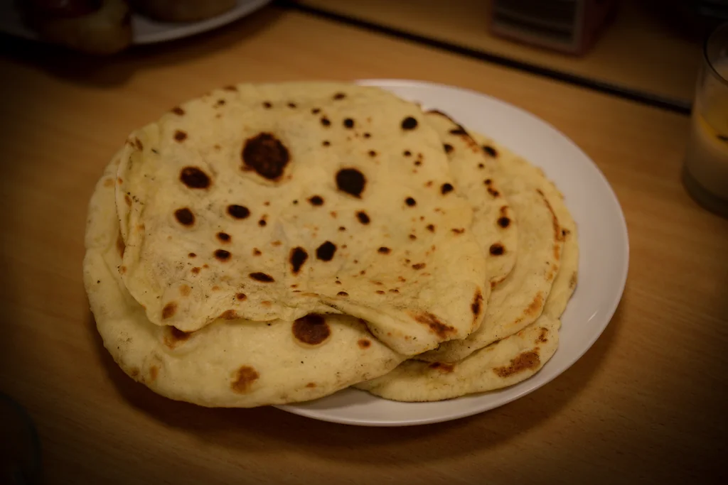 Das fertige Naan-Brot auf einem Teller geschichtet