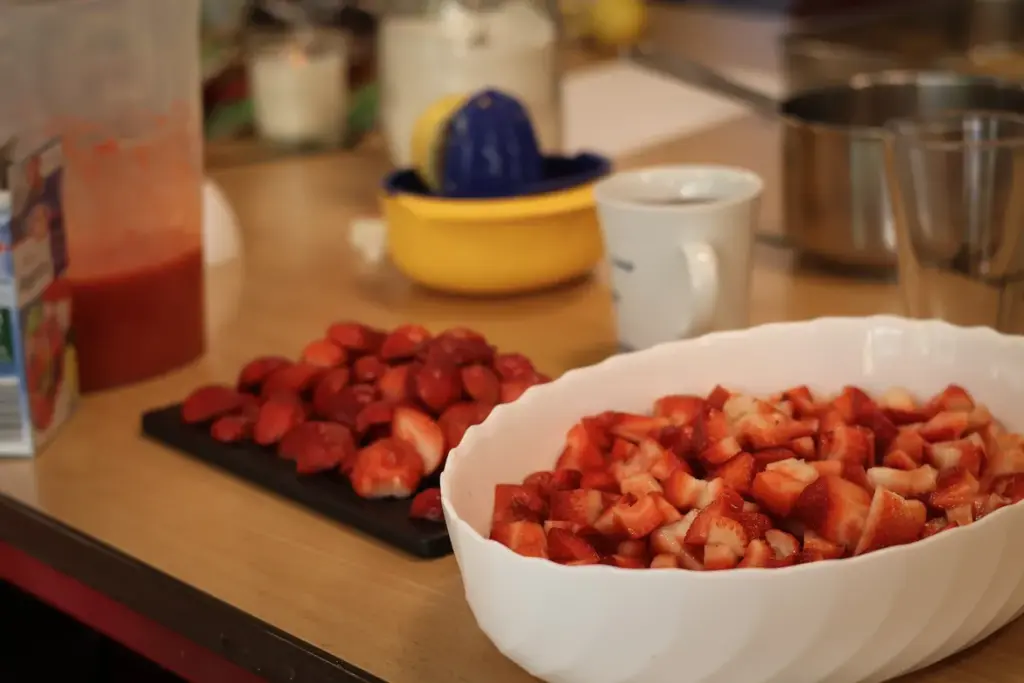 Kleingeschnittene Erdbeeren in einer Schüssel