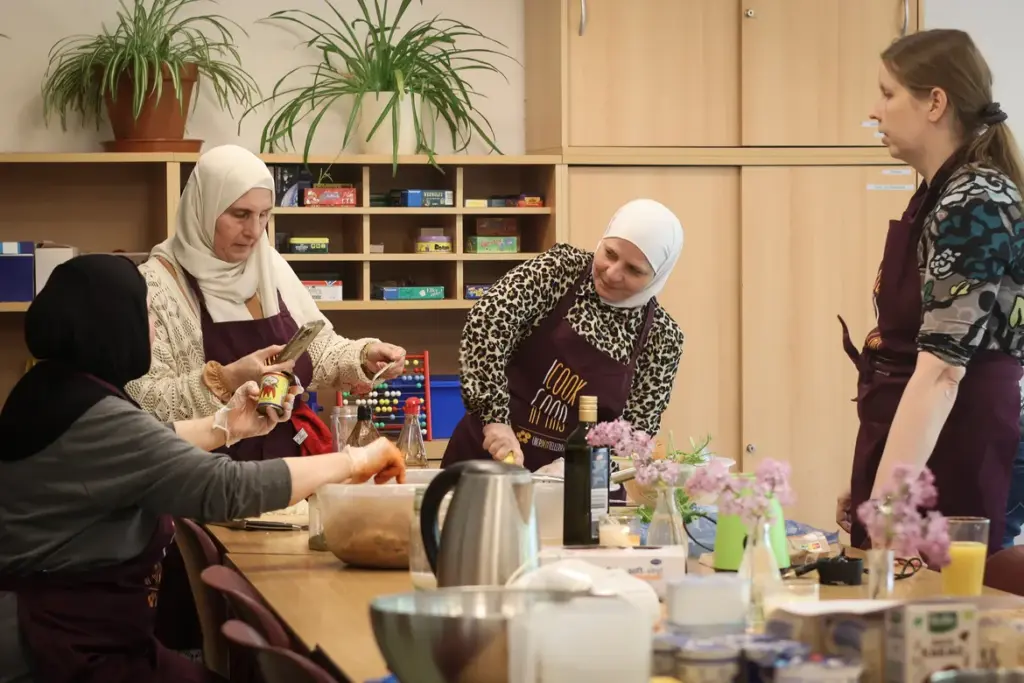 Vier Frauen bereiten die Kibbeh zu