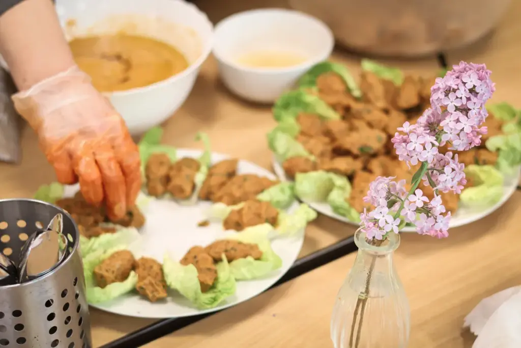 Kibbeh wird auf Tellern angerichtet