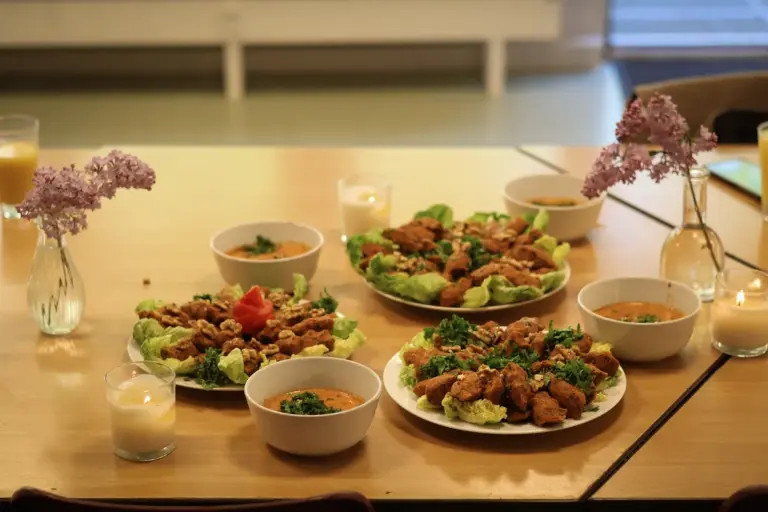 Die fertigen Kibbeh mit einen Dip