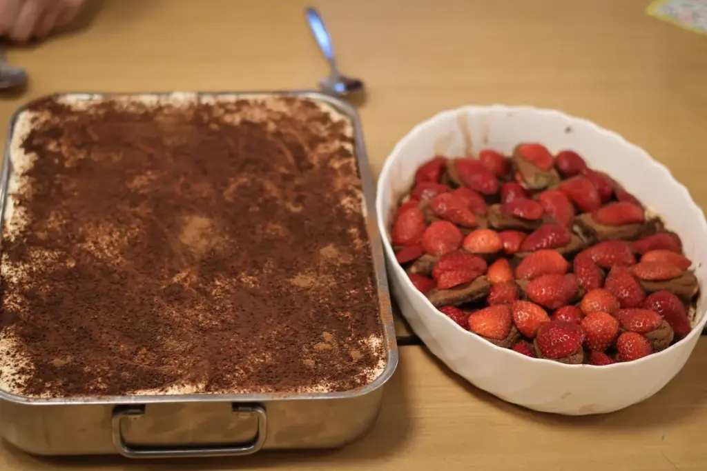 Das fertige Tiramisu und eine flache Schale mit Erdbeeren