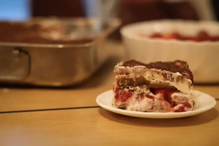 Ein Stück Tiramisu ist auf einem Teller