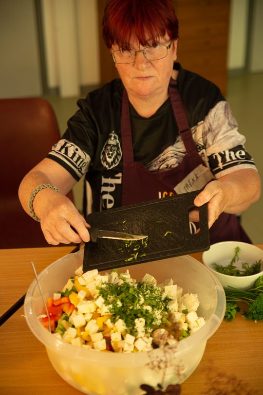 Gemüse wird klein geschnitten und in eine Schüssel gegeben