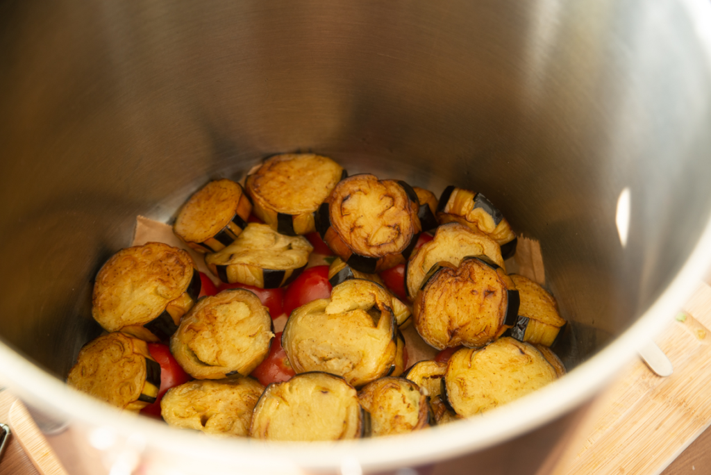 Auberginen in einen Topf