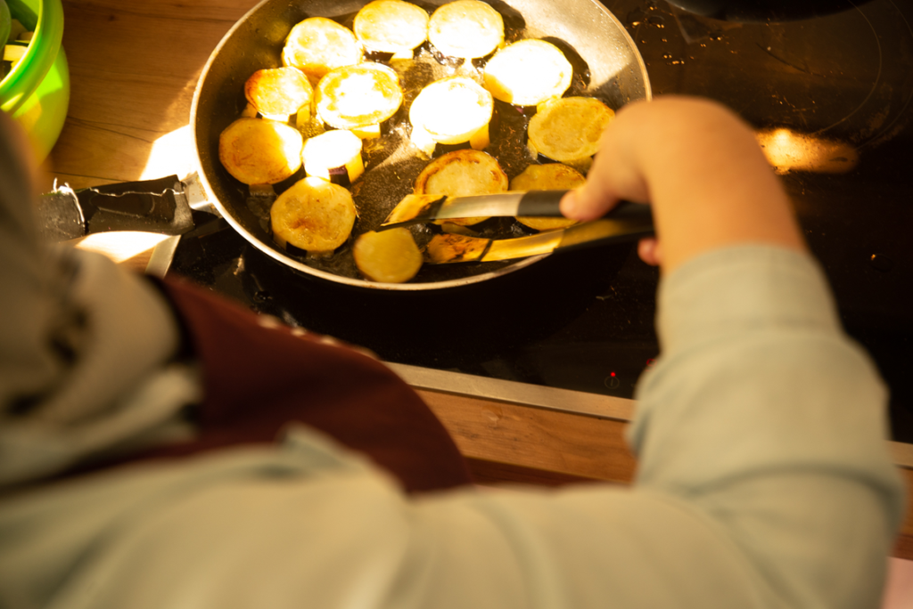 Auberginenscheiben werden in einer Pfanne gebraten