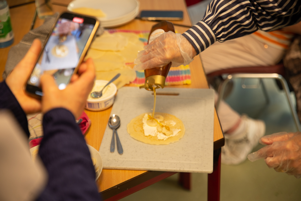 Zwei Frauen bereiten Crêpes zu