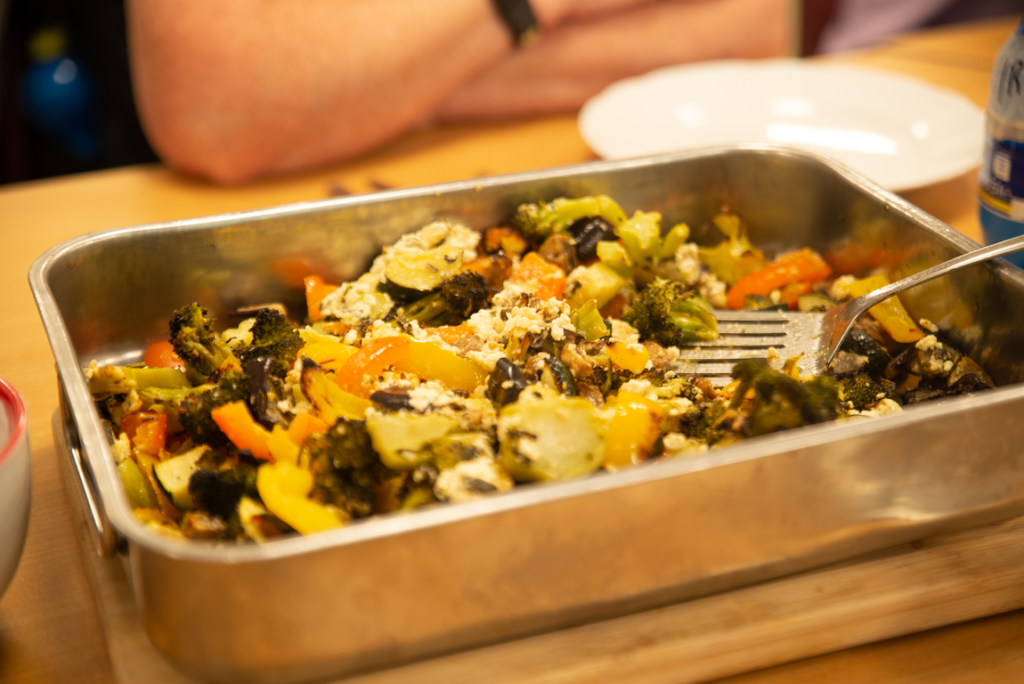 Gegrilltes Gemüse wird in einer Auflaufform