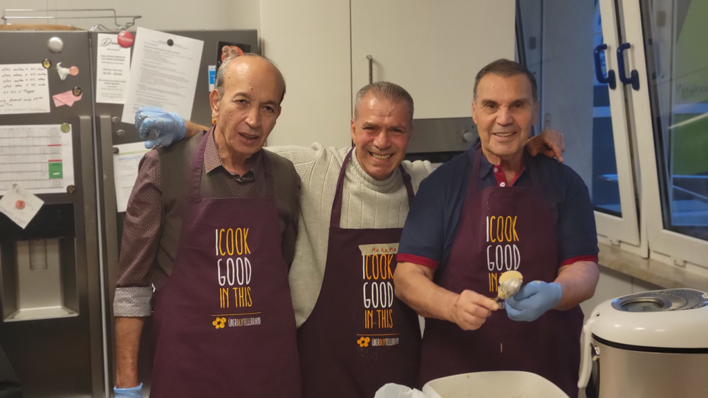 Drei Männer beim Zubereiten von Falafeln