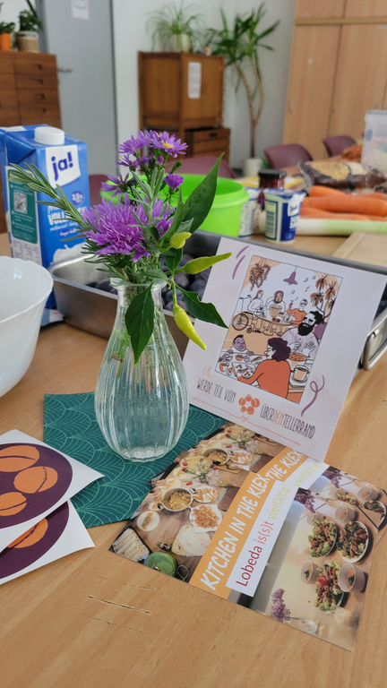 Ein paar Flyer liegen als Deko auf dem Tisch