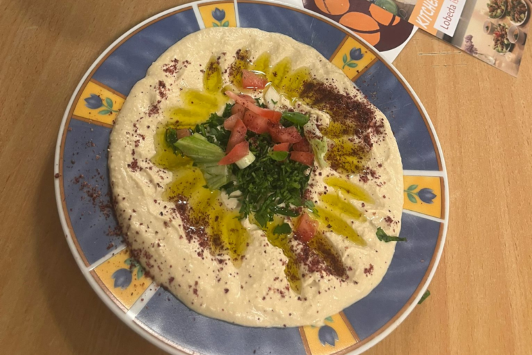 Hummus angerichtet auf einem Teller