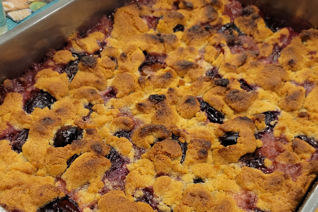 Fertig gebackener Pflaumencrumble