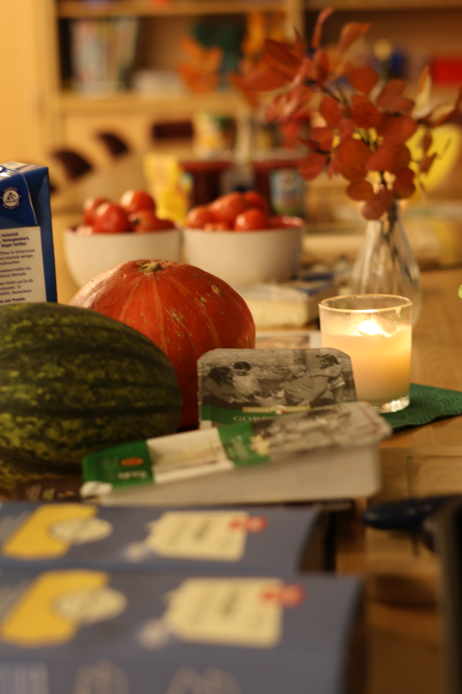 Der Tisch ist für den Kochabend vorbereitet