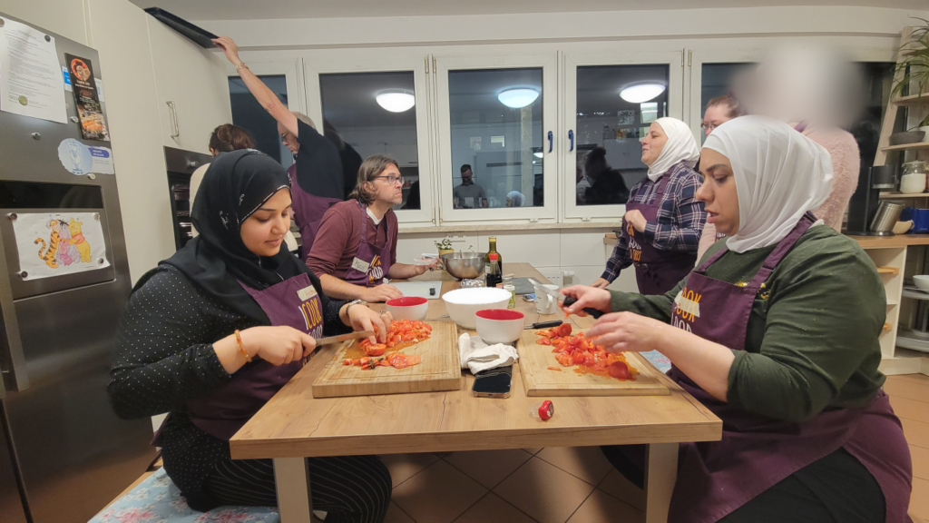Weitere Vorbereitungen für das gemeinsame Essen.
