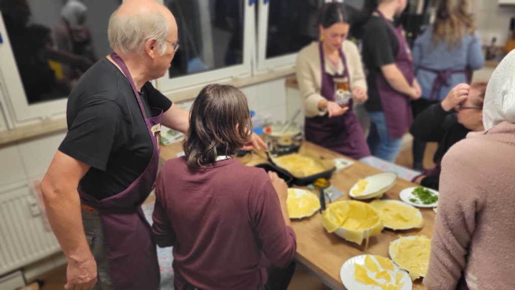 Eine Gruppe von Menschen kocht zusammen