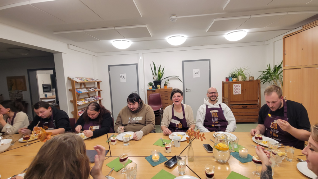 Fröhliche Gesichter beim gemeinsamen Essen