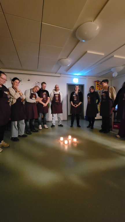 Am Ende stehen alle zum Abschlussritual im Kreis