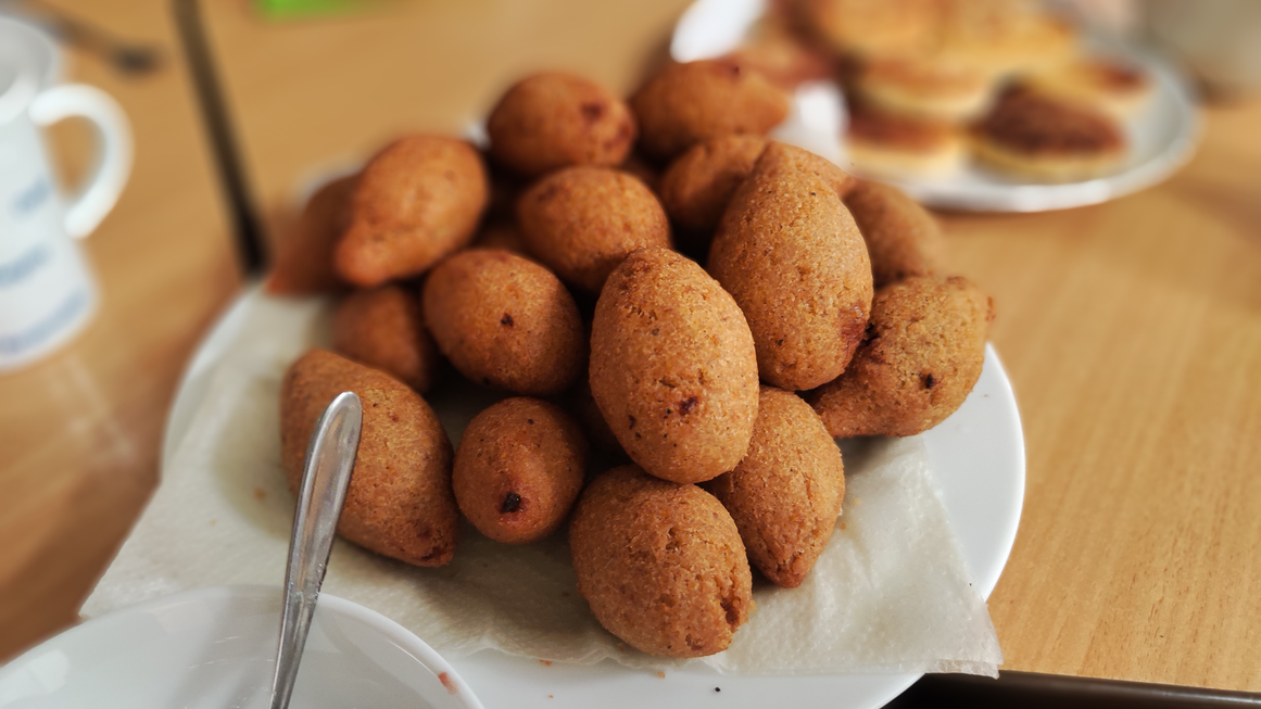 Die Kibbeh sind auf dem Teller angerichtet