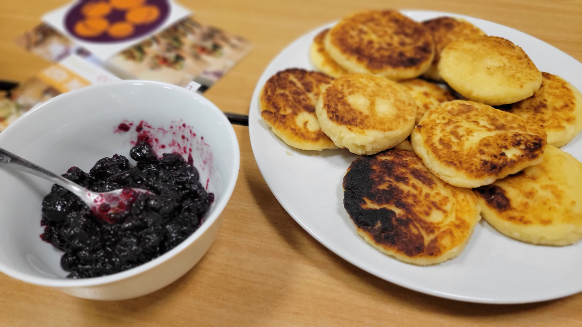 Die typisch ukrainische Speise Syrniki können mit Marmelade gegessen werden