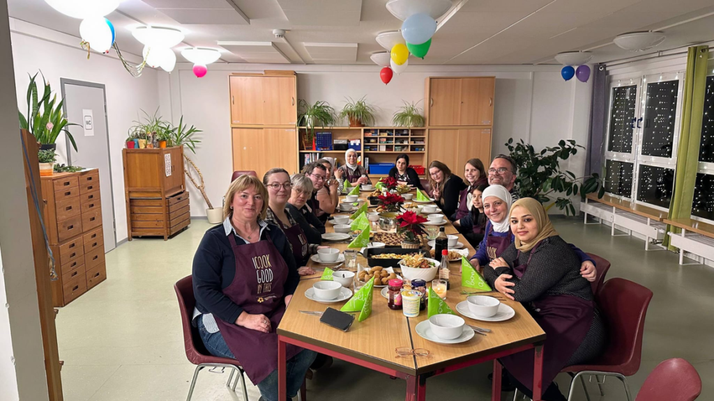 Alle Gäste haben sich an den Tisch gesetzt und es wird gleich gegessen