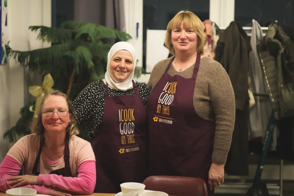 Die Gäste freuen sich über die gemeinsame Zeit beim Kochen.