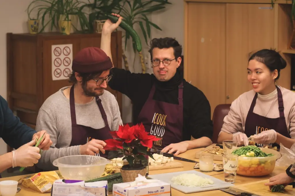 Die Gäste haben Spaß beim Kochen