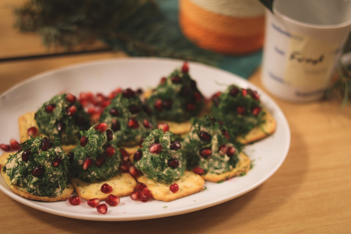 Die essbaren Weihnachtsbäume sind auf einem Teller angerichtet