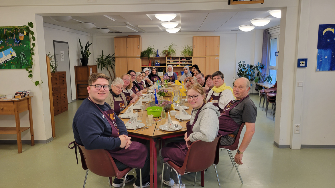 Alle Gäste sitzen am Tisch und freuen sich auf das gemeinsame Essen