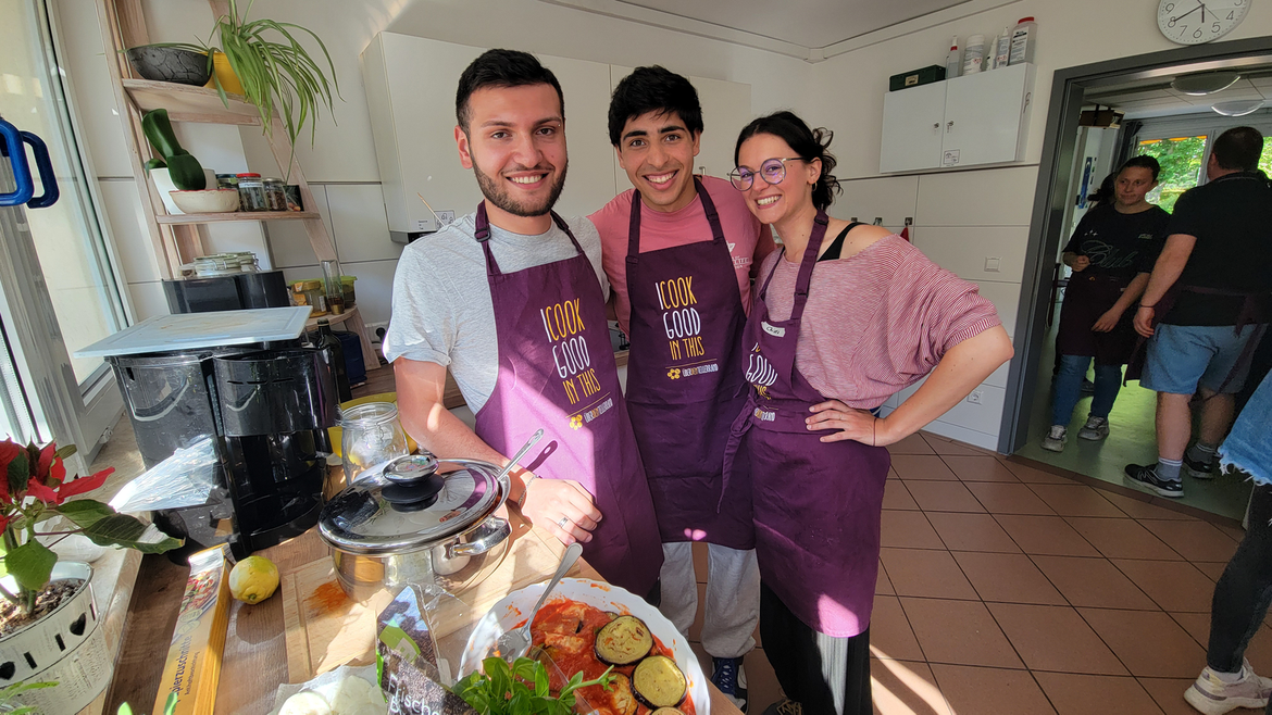 Drei Personen haben Spaß beim Kochabend