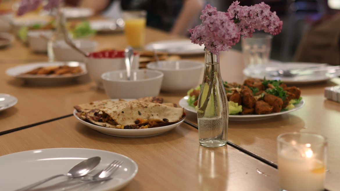 Der Tisch ist fürs gemeinsame Essen vorbereitet