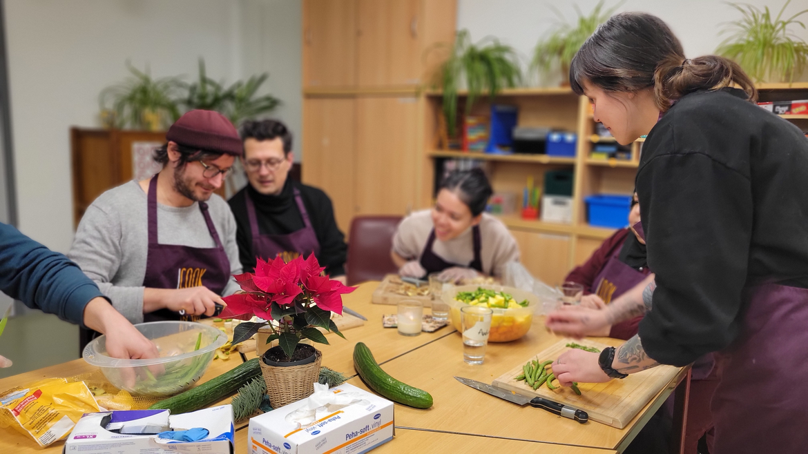 Menschen bereiten gemeinsam Essen zu