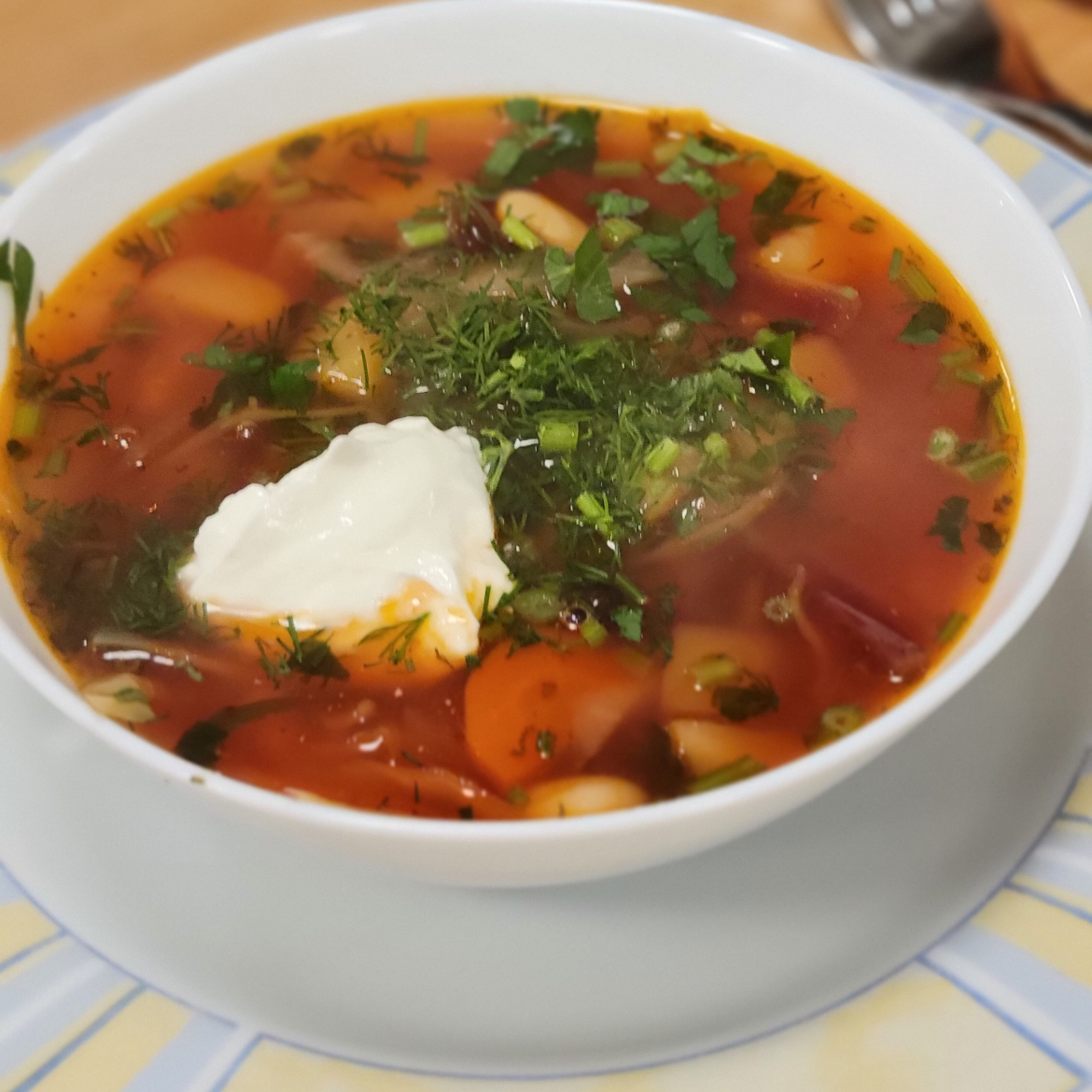 Borschtsch mit Smetana und Dill in der Tasse