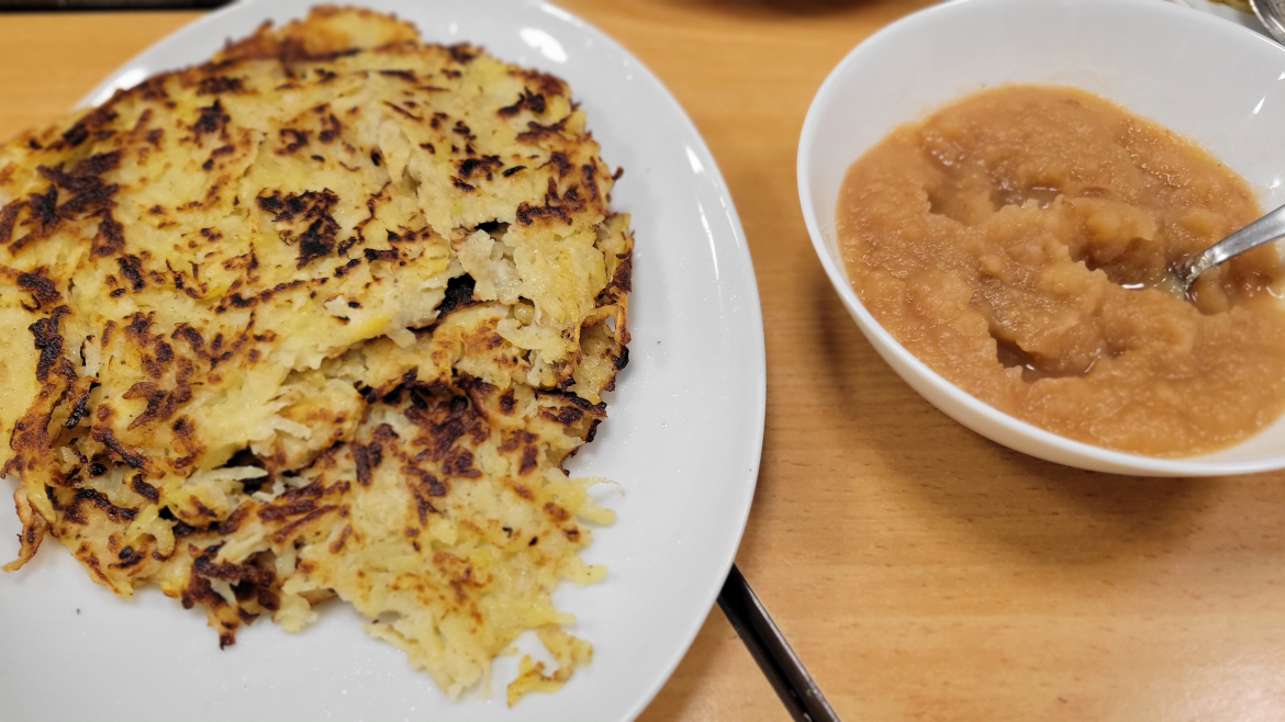 Kartoffelpuffer mit Apfelmus stehen zum Verzehr bereit