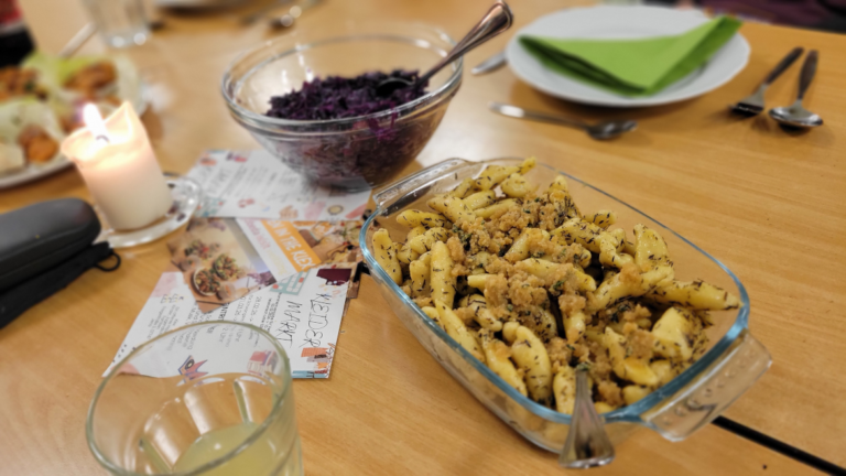Schupfnudeln und Rotkraut in Glasschüsseln angerichtet