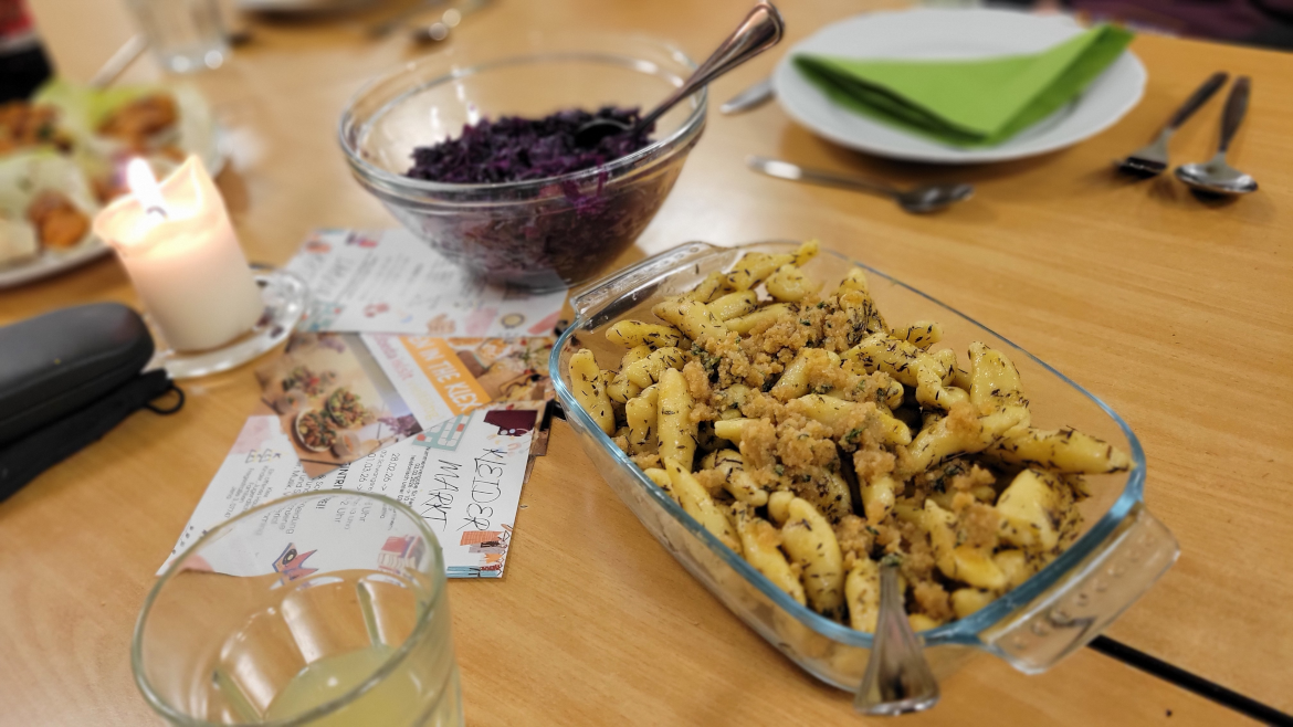 Schupfnudeln und Rotkraut in Glasschüsseln angerichtet