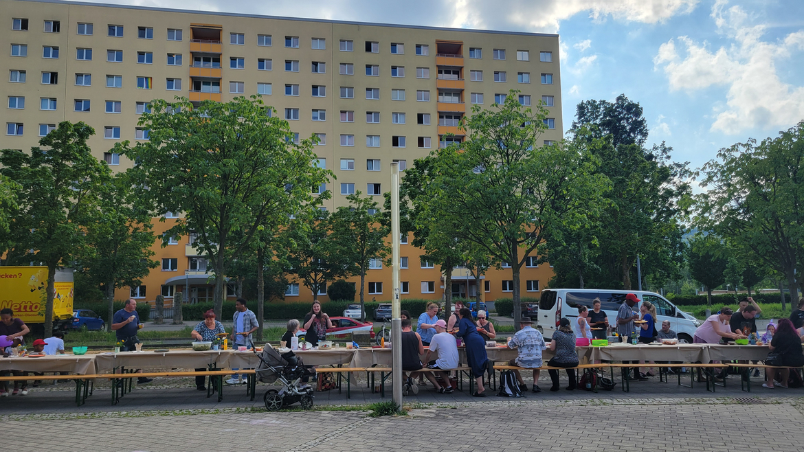 Eine große Tafel auf dem Stadtplatz in Lobeda ist aufgebaut