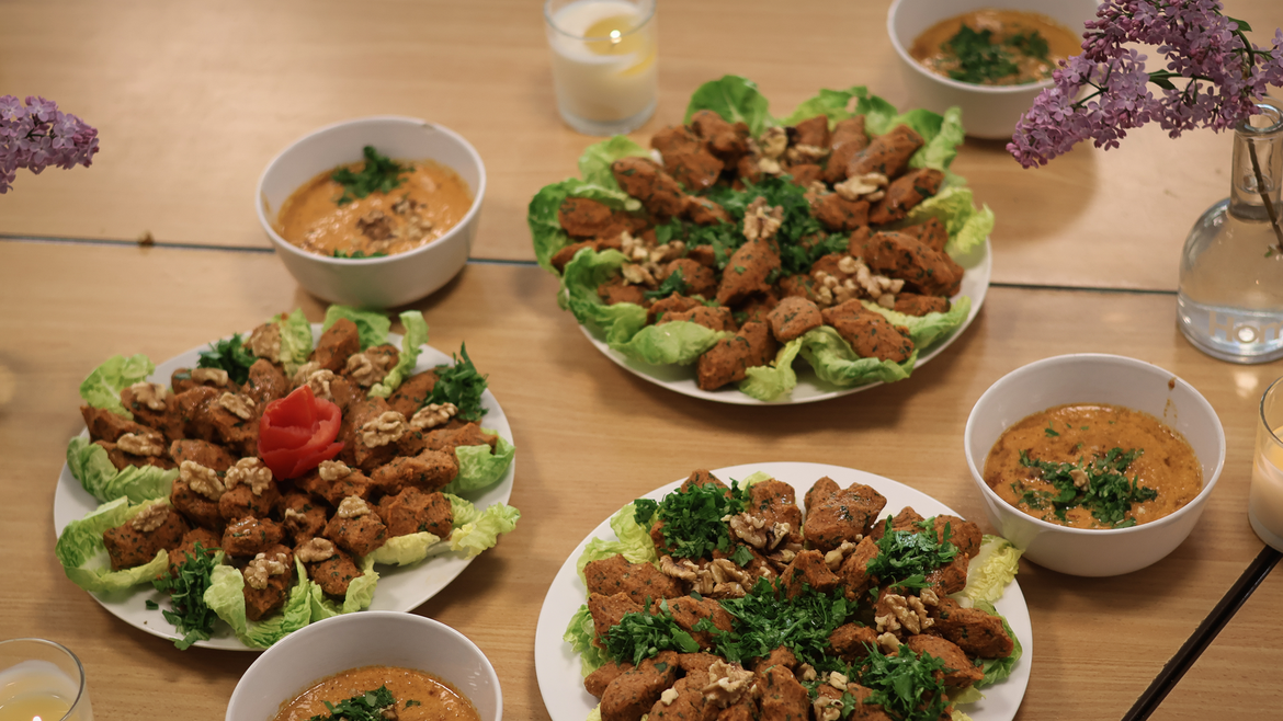 Die Kibbeh sind schön auf Tellern angerichtet