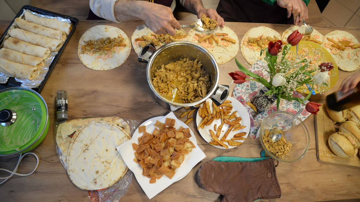 Hähnchensandwiches werden vorbereitet