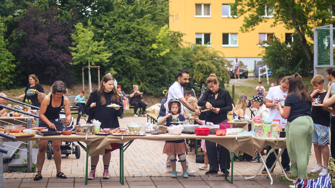 Alle Gäste bedien sich am bunten Buffet