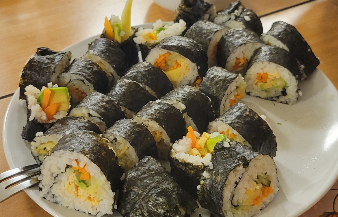 Sushi auf einem Teller angerichtet
